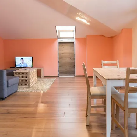 Spacious 2-bdr Loft In House - Old Town شقة