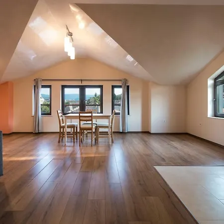 Spacious 2-bdr Loft In House - Old Town